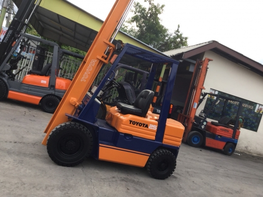 ขาย โฟรคลิฟท์ โตโยต้า รุ่น 5 ดีเซล เสา ทูฟรีเข้าตู้