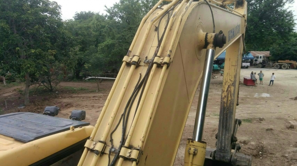 ขายรถแบคโฮ KOMATSU PC200-7 ราคา 900000 ขายรถแบคโฮ KOMATSU PC200-7 ราคา 900000