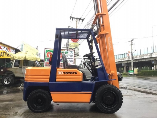 ขาย โฟรคลิฟท์ โตโยต้า รุ่น 5 ดีเซล 3 ตัน เสา 3 เมตร