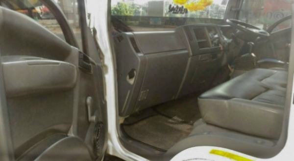ISUZU NPR 150 HP ปี 52 หกล้อบรรทุก กระบะคอกเหล็กความยาว 5 เมตรสภาพสวยๆ ภายในเก๋งสวย แอร์เย็น พวงมาลั