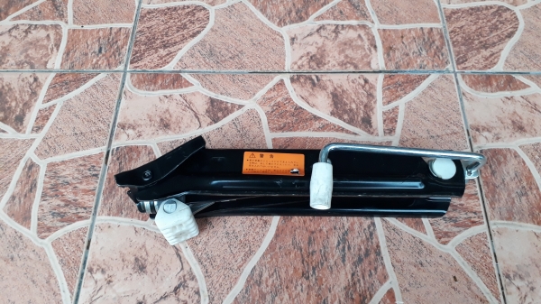 แม่แรง BENZ W203 แท้ แม่แรง BENZ W203 แท้