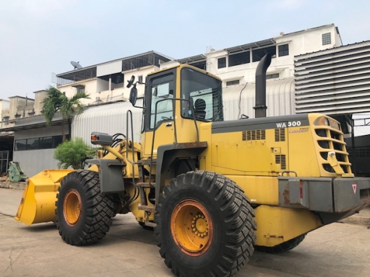 รถตักล้อยาง Komatsu WA300-3 รถเก่านอกสภาพดี นำเข้าจากญี่ปุ่น มีให้เลือกหลายคัน พร้อมใช้งาน  -เครื่องยนตร์ Komatsu 6 สูบ  สนใจติตด่อได้ที่ 065 639-3623
