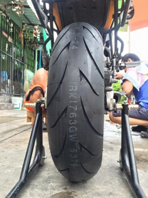 จัดโปรสุดคุ้ม!!! Shinko คู่ล่ะ 5,500 บาท  ราคาพร้อมใส่ พร้อมถ่วงล้อ พร้อมส่งฟรีทั่วไทย