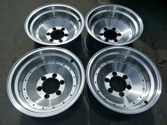 ขายแม็กหยดน้ำขอบ15"6รู กว้าง8"