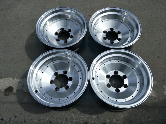 ขายแม็กหยดน้ำขอบ15"6รู กว้าง8"