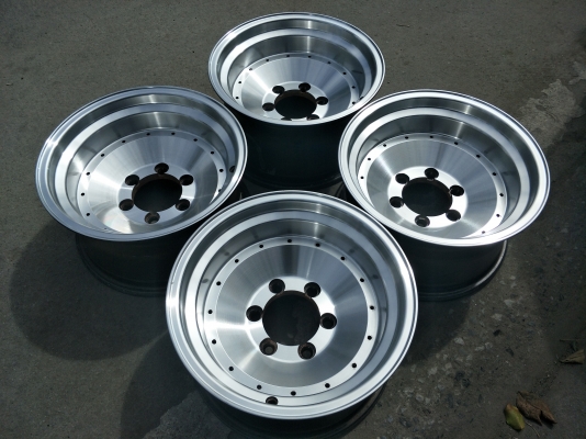 ขายแม็กหยดน้ำขอบ15"6รู กว้าง8"