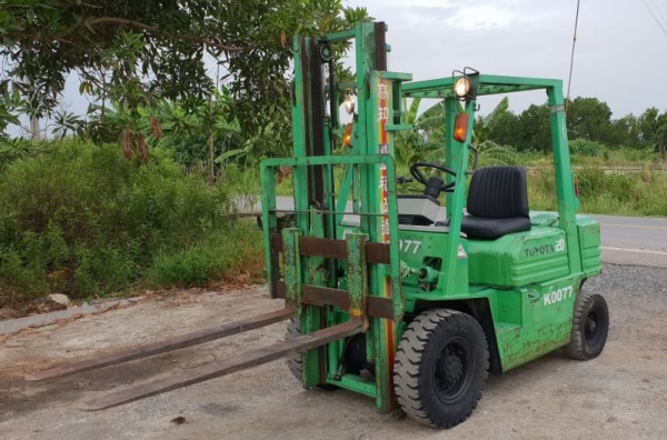 ขายด่วนรถยกTOYOTA5FG20ยกได้2.5ตันเสาสูง3เมตรรถนอกสวยๆนำเข้ายังไม่เคยใช้งานในเมืองไทยเลย