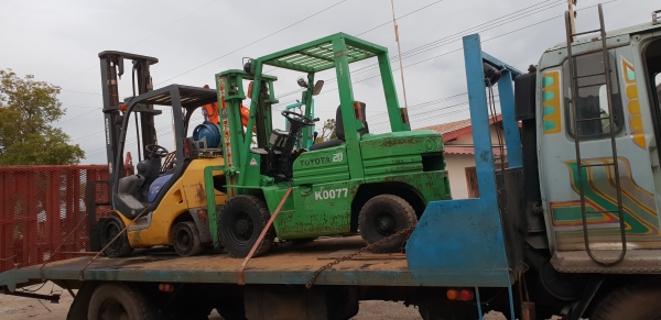 ขายด่วนรถยกTOYOTA5FG20ยกได้2.5ตันเสาสูง3เมตรรถนอกสวยๆนำเข้ายังไม่เคยใช้งานในเมืองไทยเลย