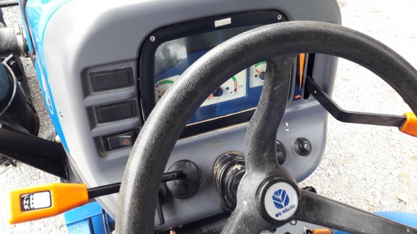 ขายรถไถ NEWHOLLAND TT 45 4WD ขายรถไถ NEWHOLLAND TT 45 4WD