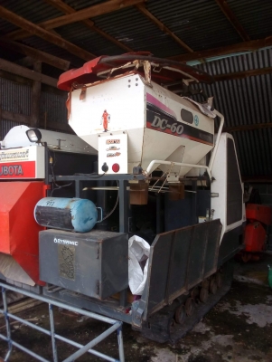 ขายรถเกี่ยวข้าว Dc60plus พร้อมเทรลเลอร์ ทะเบียนพร้อมโอน รถปี2553 สนใจสอบถาม 0853155615 สนใจต่อรองราคาได้ครับ