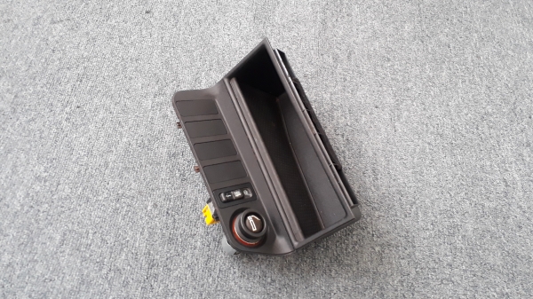 กรอบพร้อมช่องที่ต่อบุหรี่ BMW E36 แท้ กรอบพร้อมช่องที่ต่อบุหรี่ BMW E36 แท้