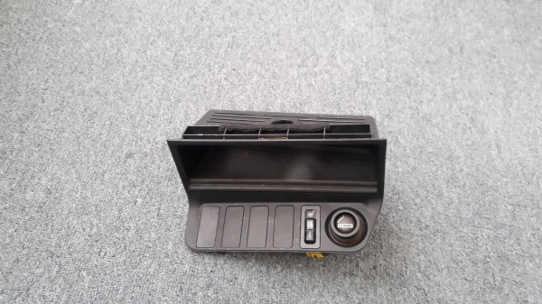 กรอบพร้อมช่องที่ต่อบุหรี่ BMW E36 แท้