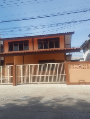 ขายบ้านทาวน์เฮาส์2ชั้นราคา2200000โทร0643130366