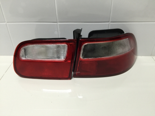 ขายไฟท้ายรถยนต์ HONDA รุ่น CIVIC 3 DOOR สีขาวแดง