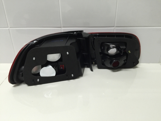 ขายไฟท้ายรถยนต์ HONDA รุ่น CIVIC 3 DOOR สีขาวแดง