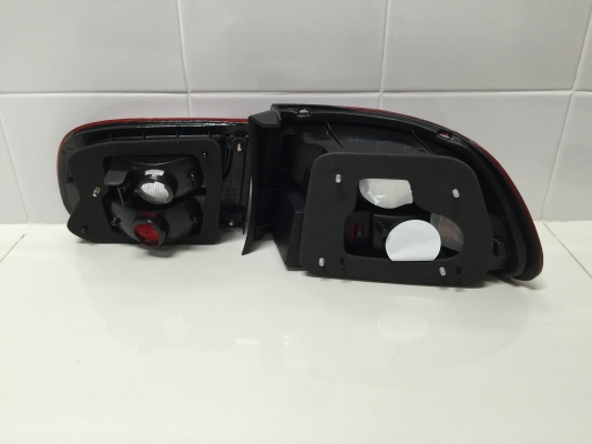 ขายไฟท้ายรถยนต์ HONDA รุ่น CIVIC 3 DOOR สีขาวแดง