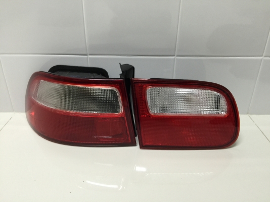 ขายไฟท้ายรถยนต์ HONDA รุ่น CIVIC 3 DOOR สีขาวแดง