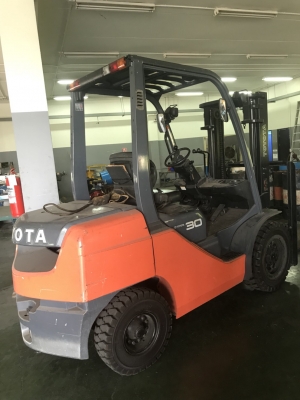 ขายด่วนครับ รถโฟคลิฟล์ TOYOTA 62-8 FD30 3ตัน รถสวยพร้อมใช้งานครับ