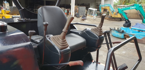 ขายรถขุด HITACHI รุ่น EX30 มือสองญี่ปุ่น แทรกเหล็ก สลัก บูทเอวแน่น 100\% ปั้มนิ้ว คอนโทรลสั้น ทำงานไว คันนี้ มีไลน์สำหรับ ใส้หัวกระแทกได้ สวยพร้อมใช้งาน มือถือ 0818753444