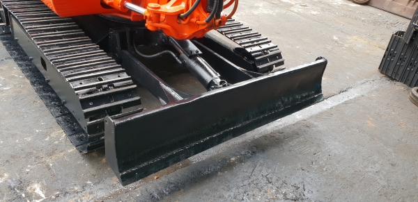 ขายรถขุด HITACHI รุ่น EX30 มือสองญี่ปุ่น แทรกเหล็ก สลัก บูทเอวแน่น 100\% ปั้มนิ้ว คอนโทรลสั้น ทำงานไว คันนี้ มีไลน์สำหรับ ใส้หัวกระแทกได้ สวยพร้อมใช้งาน มือถือ 0818753444