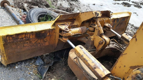 ขายรถแทรคเตอร์ KOMATSU D20P-5 สไลด์ใบมีดได้ 8 ทิศทาง ราคา 155000