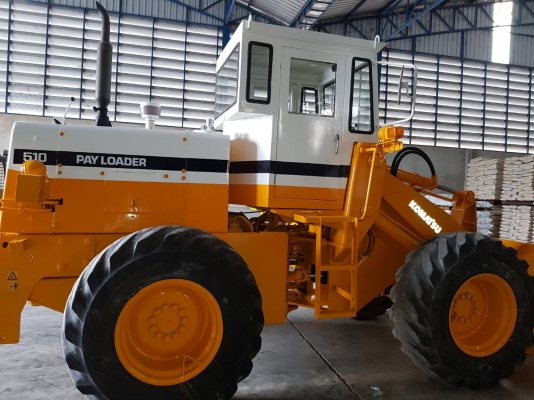 รถตักKOMATSU 510 ขนาดบุ้งกี่1.2Q เครื่องยนต์KOMATSU 4D105 ขนาดล้อกระทะ24นิ้ว เก่าญี่ปุ่น บุ้งกี่ยังมีเลขซีรี่นัมเบอร์ ระบบขับเคลื่อน4ล้อ ฟูลไทม์ แรงจริงประหยัดสุดในรุ่นเอวอ่อน เบรคได้ดังใจ  เอวอ่อนประหยัดสุดๆ เก่านอกพร้อมใช้งาน ตักหิน ดิน ทราย ข้าวเป