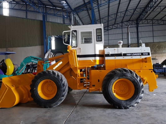 รถตักKOMATSU 510 ขนาดบุ้งกี่1.2Q เครื่องยนต์KOMATSU 4D105 ขนาดล้อกระทะ24นิ้ว เก่าญี่ปุ่น บุ้งกี่ยังมีเลขซีรี่นัมเบอร์ ระบบขับเคลื่อน4ล้อ ฟูลไทม์ แรงจริงประหยัดสุดในรุ่นเอวอ่อน เบรคได้ดังใจ  เอวอ่อนประหยัดสุดๆ เก่านอกพร้อมใช้งาน ตักหิน ดิน ทราย ข้าวเป