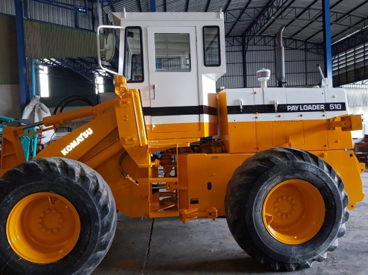 รถตักKOMATSU 510 ขนาดบุ้งกี่1.2Q เครื่องยนต์KOMATSU 4D105 ขนาดล้อกระทะ24นิ้ว เก่าญี่ปุ่น บุ้งกี่ยังมีเลขซีรี่นัมเบอร์ ระบบขับเคลื่อน4ล้อ ฟูลไทม์ แรงจริงประหยัดสุดในรุ่นเอวอ่อน เบรคได้ดังใจ  เอวอ่อนประหยัดสุดๆ เก่านอกพร้อมใช้งาน ตักหิน ดิน ทราย ข้าวเป