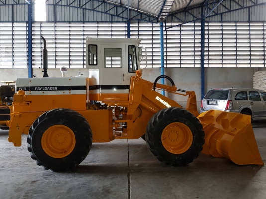 รถตักKOMATSU 510 ขนาดบุ้งกี่1.2Q เครื่องยนต์KOMATSU 4D105 ขนาดล้อกระทะ24นิ้ว เก่าญี่ปุ่น บุ้งกี่ยังมีเลขซีรี่นัมเบอร์ ระบบขับเคลื่อน4ล้อ ฟูลไทม์ แรงจริงประหยัดสุดในรุ่นเอวอ่อน เบรคได้ดังใจ  เอวอ่อนประหยัดสุดๆ เก่านอกพร้อมใช้งาน ตักหิน ดิน ทราย ข้าวเป
