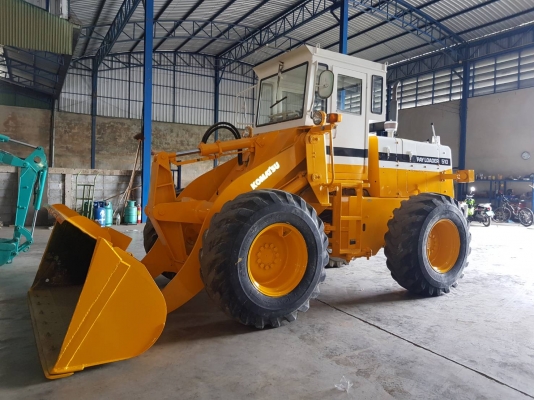 รถตักKOMATSU 510 ขนาดบุ้งกี่1.2Q เครื่องยนต์KOMATSU 4D105 ขนาดล้อกระทะ24นิ้ว เก่าญี่ปุ่น บุ้งกี่ยังมีเลขซีรี่นัมเบอร์ ระบบขับเคลื่อน4ล้อ ฟูลไทม์ แรงจริงประหยัดสุดในรุ่นเอวอ่อน เบรคได้ดังใจ  เอวอ่อนประหยัดสุดๆ เก่านอกพร้อมใช้งาน ตักหิน ดิน ทราย ข้าวเป