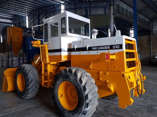รถตักKOMATSU 510 ขนาดบุ้งกี่1.2Q เครื่องยนต์KOMATSU 4D105 ขนาดล้อกระทะ24นิ้ว เก่าญี่ปุ่น บุ้งกี่ยังมีเลขซีรี่นัมเบอร์ ระบบขับเคลื่อน4ล้อ ฟูลไทม์ แรงจริงประหยัดสุดในรุ่นเอวอ่อน เบรคได้ดังใจ  เอวอ่อนประหยัดสุดๆ เก่านอกพร้อมใช้งาน ตักหิน ดิน ทราย ข้าวเป