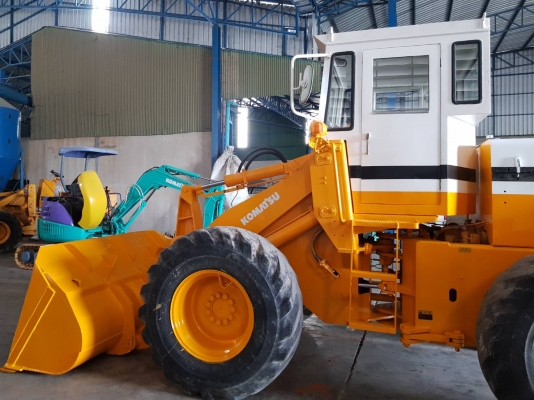 รถตักKOMATSU 510 ขนาดบุ้งกี่1.2Q เครื่องยนต์KOMATSU 4D105 ขนาดล้อกระทะ24นิ้ว เก่าญี่ปุ่น บุ้งกี่ยังมีเลขซีรี่นัมเบอร์ ระบบขับเคลื่อน4ล้อ ฟูลไทม์ แรงจริงประหยัดสุดในรุ่นเอวอ่อน เบรคได้ดังใจ  เอวอ่อนประหยัดสุดๆ เก่านอกพร้อมใช้งาน ตักหิน ดิน ทราย ข้าวเป