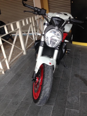Ducati Monster 821 Performance II Pearl White ราคา 369,000 บาท -เลขไมค์ 2x,xxx โล -ชุดแต่งแท้ออกศูนย์ -ทะเบียนโอน พรบเต็มๆ สนใจโทรเบอร์ 093-9578297 โน๊ต รถจอดอยู่พัทยาใต้ (ขายเพราะร่างกายขับไม่ไหว มีรถหลายคัน)