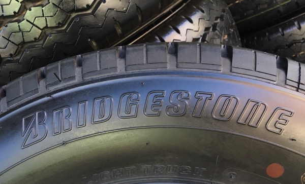 ยางป้ายแดง Bridgestone 215-70-15 ปี 18 ตุ่มอลัง เส้นสีชัด ยางป้ายแดง Bridgestone 215-70-15 ปี 18 ตุ่มอลัง เส้นสีชัด