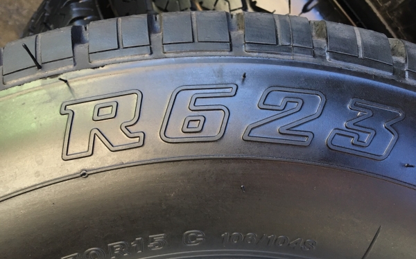 ยางป้ายแดง Bridgestone 215-70-15 ปี 18 ตุ่มอลัง เส้นสีชัด ยางป้ายแดง Bridgestone 215-70-15 ปี 18 ตุ่มอลัง เส้นสีชัด