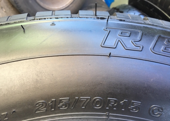 ยางป้ายแดง Bridgestone 215-70-15 ปี 18 ตุ่มอลัง เส้นสีชัด ยางป้ายแดง Bridgestone 215-70-15 ปี 18 ตุ่มอลัง เส้นสีชัด