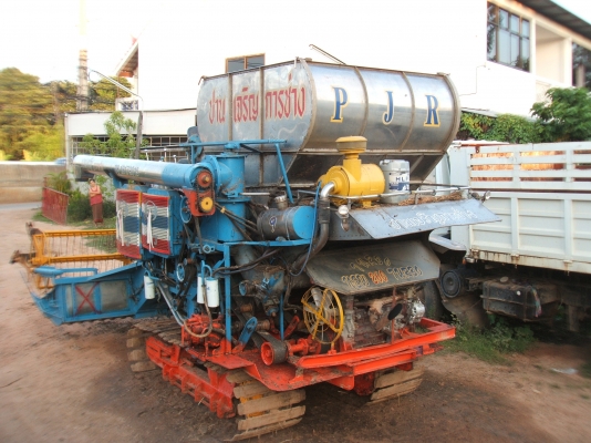 ขายรถเกี่ยวข้าวปานเจริญ อุ้ม 2.5 ตัน เครื่องยนต์ฮีโน่ JO8C ปั้มไดกิ๊นส์เบอร์ 22 ตัวเดิน 12 HT