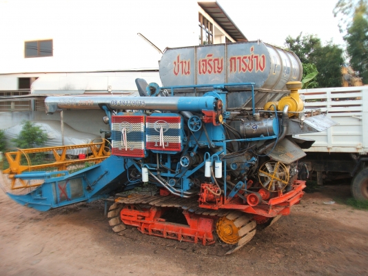 ขายรถเกี่ยวข้าวปานเจริญ อุ้ม 2.5 ตัน เครื่องยนต์ฮีโน่ JO8C ปั้มไดกิ๊นส์เบอร์ 22 ตัวเดิน 12 HT