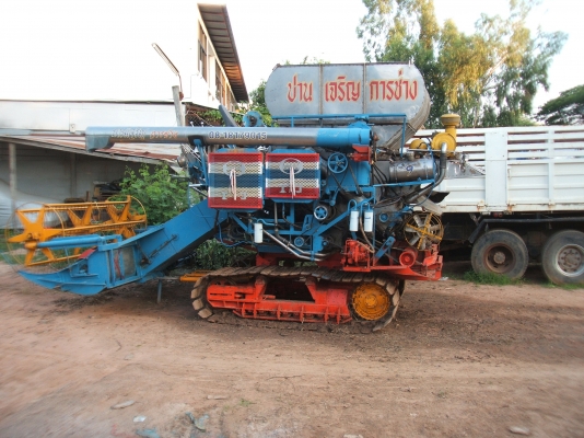 ขายรถเกี่ยวข้าวปานเจริญ อุ้ม 2.5 ตัน เครื่องยนต์ฮีโน่ JO8C ปั้มไดกิ๊นส์เบอร์ 22 ตัวเดิน 12 HT