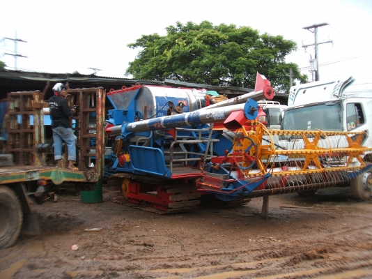 ขายรถเกี่ยวข้าวไทเส็ง อุ้ม 2.5 ตัน ตัวเดิน 12 HT ปั้มไดกิ๊นส์เบอร์ 23 เครื่องยนต์อีซูซุ 210 แรงม้า