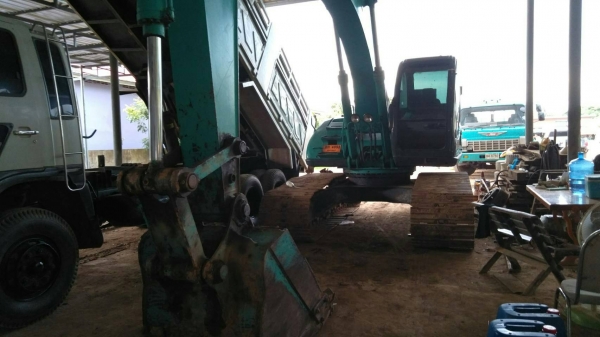 มี VDO ให้ชม.ขายคู่รถบรรทุก 12 ล้อเทรลเลอร์กับรถแบคโฮ KOBELCO SK200-Vsuper เอกสารเล่ม ราคา 1600000