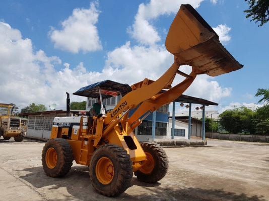 ขายด่วนรถตักล้อยาง komutsu510 สภาพพร้อมใช้งาน กระบอกไม่รั่ว 500,000 บาท