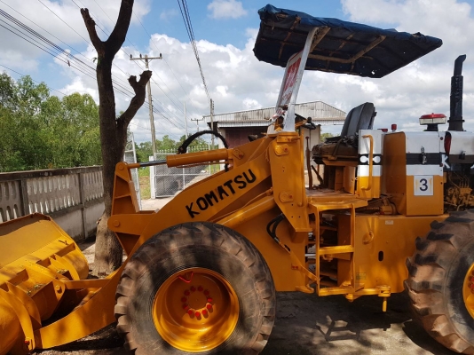 ขายด่วนรถตักล้อยาง komutsu510 สภาพพร้อมใช้งาน กระบอกไม่รั่ว 500,000 บาท