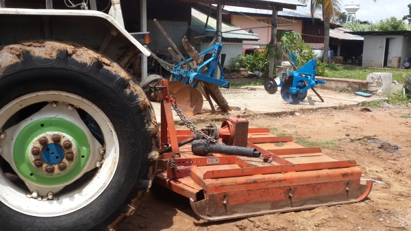 ขายรถไถฟอร์ดสองเพลา คานหน้าคาราโล่