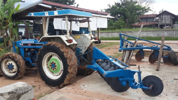 ขายรถไถฟอร์ดสองเพลา คานหน้าคาราโล่