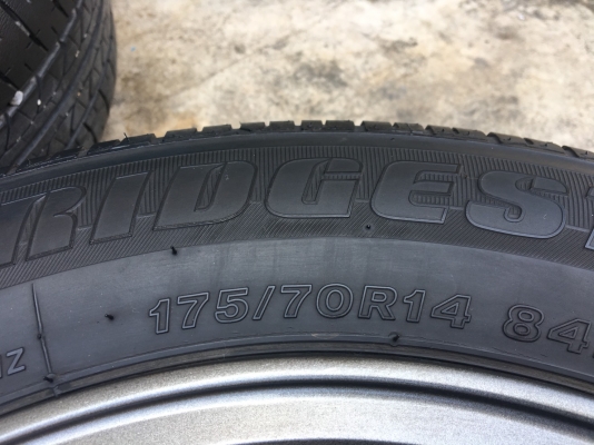 ล้อแม็ก 4รู100 ขอบ 14 สีเทากัน พร้อมยาง Bridgestone 175-70-14 ปี 14 แม็กสวย