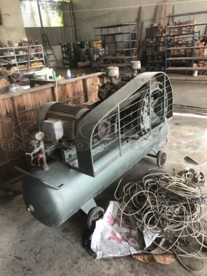 ขายด่วน ปั้มลม 4สูบ ไฟ 3เฟส ของนอก  สภาพใช้งานได้2ตัว ขนาด250ลิตร ขายเหมา2ตัว เพียง 85000 บาท