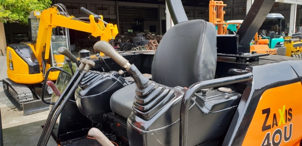 ขายรถขุด HITACHI รุ่น EX40-2-  มือสองญี่ปุ่น แทรกเหล็ก สลัก บูทเอวแน่น 100\% ปั้มนิ้ว คอนโทรลสั้น ทำงานไว คันนี้ มีไลน์สำหรับ ใส่หัวกระแทกได้ สวยพร้อมใช้งาน มือถือ 0818753444