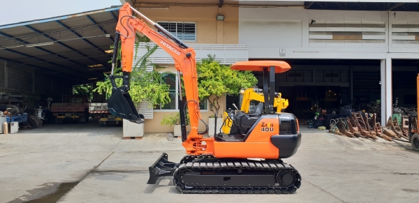 ขายรถขุด HITACHI รุ่น EX40-2-  มือสองญี่ปุ่น แทรกเหล็ก สลัก บูทเอวแน่น 100\% ปั้มนิ้ว คอนโทรลสั้น ทำงานไว คันนี้ มีไลน์สำหรับ ใส่หัวกระแทกได้ สวยพร้อมใช้งาน มือถือ 0818753444