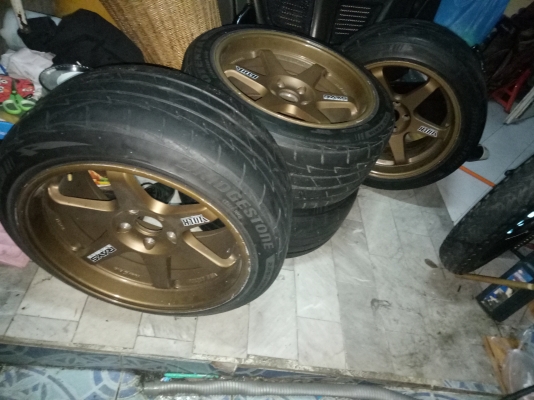 ล้อTE37 ขอบ18 กว้าง9.5 ออฟ32   ทั้งชุด ไม่คดดุ้งมีรอยตามการใช้งาน. สวยๆ
